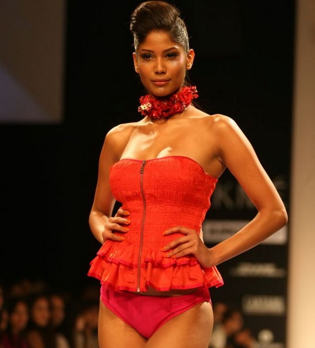 Sexy Sonam Kapoor Hot Style  Lakme Fashion Week 2011