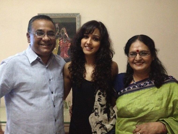 Singer Neeti Mohan with her Parents Father Brij Mohan Sharma & Mother Kusum Mohan Sharma | Singer Neeti Mohan Family Photos | Real-Life Photos