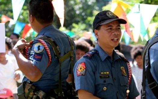 Policías filipinos reciben a Cristo