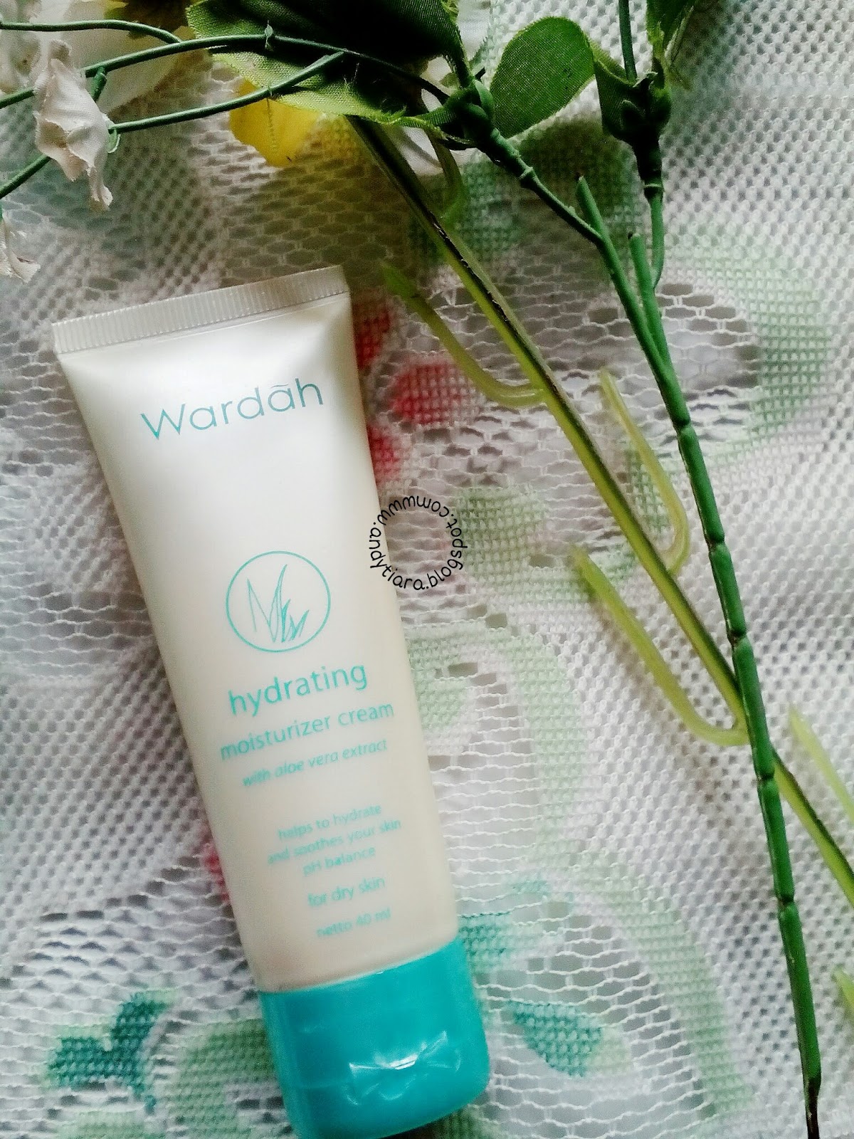 SOLUSI KULIT KERING DAN REVIEW WARDAH HYDRATING MOISTURIZER CREAM Kemasan Tube Tampak Depan Wardah Hydrating Moisturizer Cream for Dry Skin