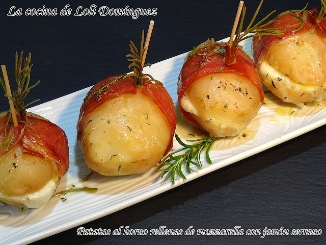 Patatas al horno rellenas de mozzarella con jamón serrano