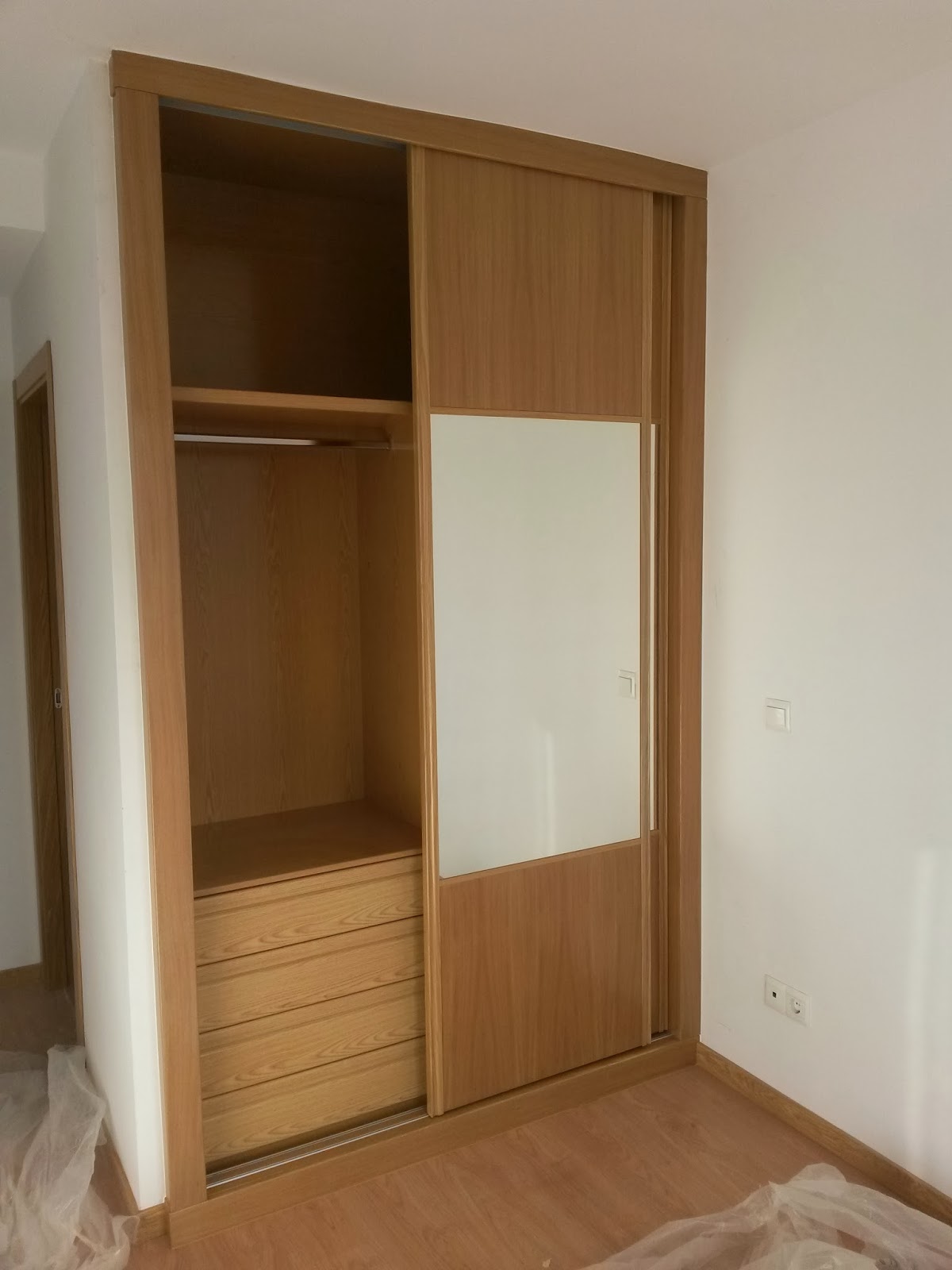 MUEBLES A MEDIDA Forrado interior de Armario con puertas corredera con espejo central en roble MUEBLES A MEDIDA Forrado interior de Armario con puertas corredera con espejo central en roble