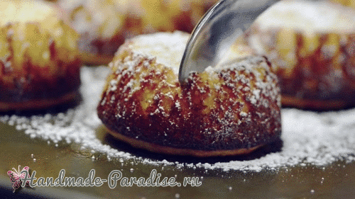 Перед подачей посыпать сахарной пудрой