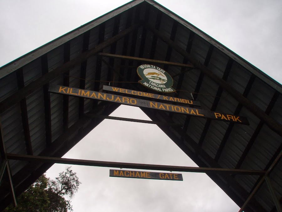 ENLACIMA-Entrada-al-parque-del-Kilimanjaro-Ruta-Machame