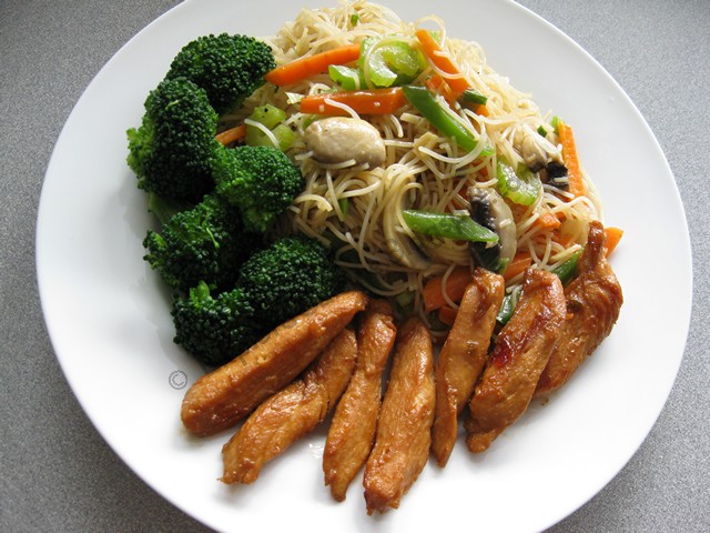 Pui in stil Thai si taitei de orez cu legume (Thai chicken and rice noodles with vegetables)