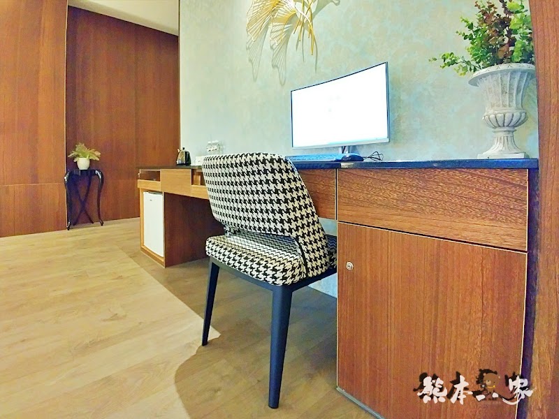 三重江月行館|挑高房型與媲美好樂迪KTV視聽室獨立空間|大窗綠化環境好舒適
