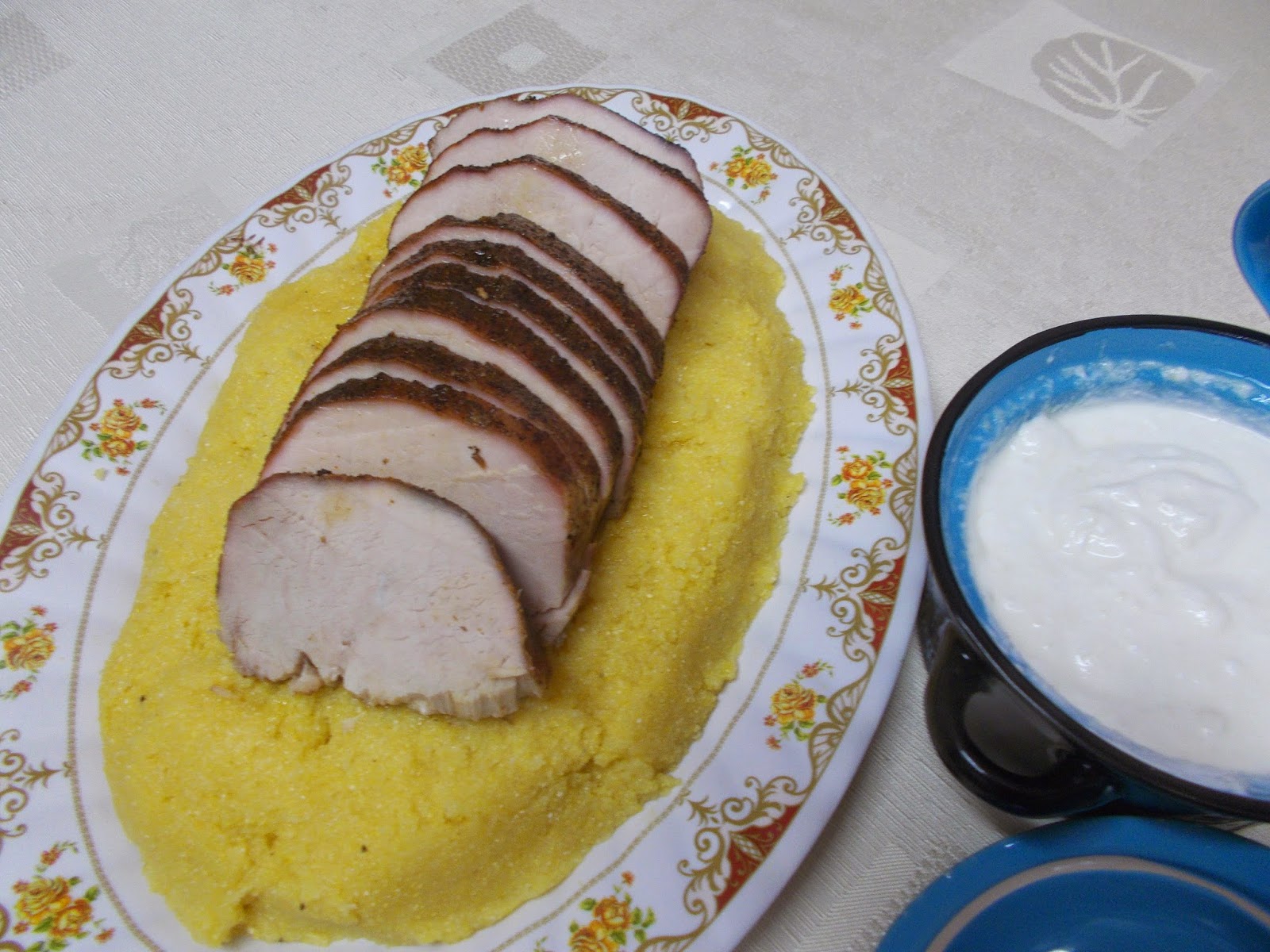 Friptura de porc cu mamaliguta si sos de usturoi