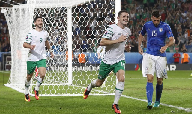 Irlanda marca no fim e desbanca os italianos