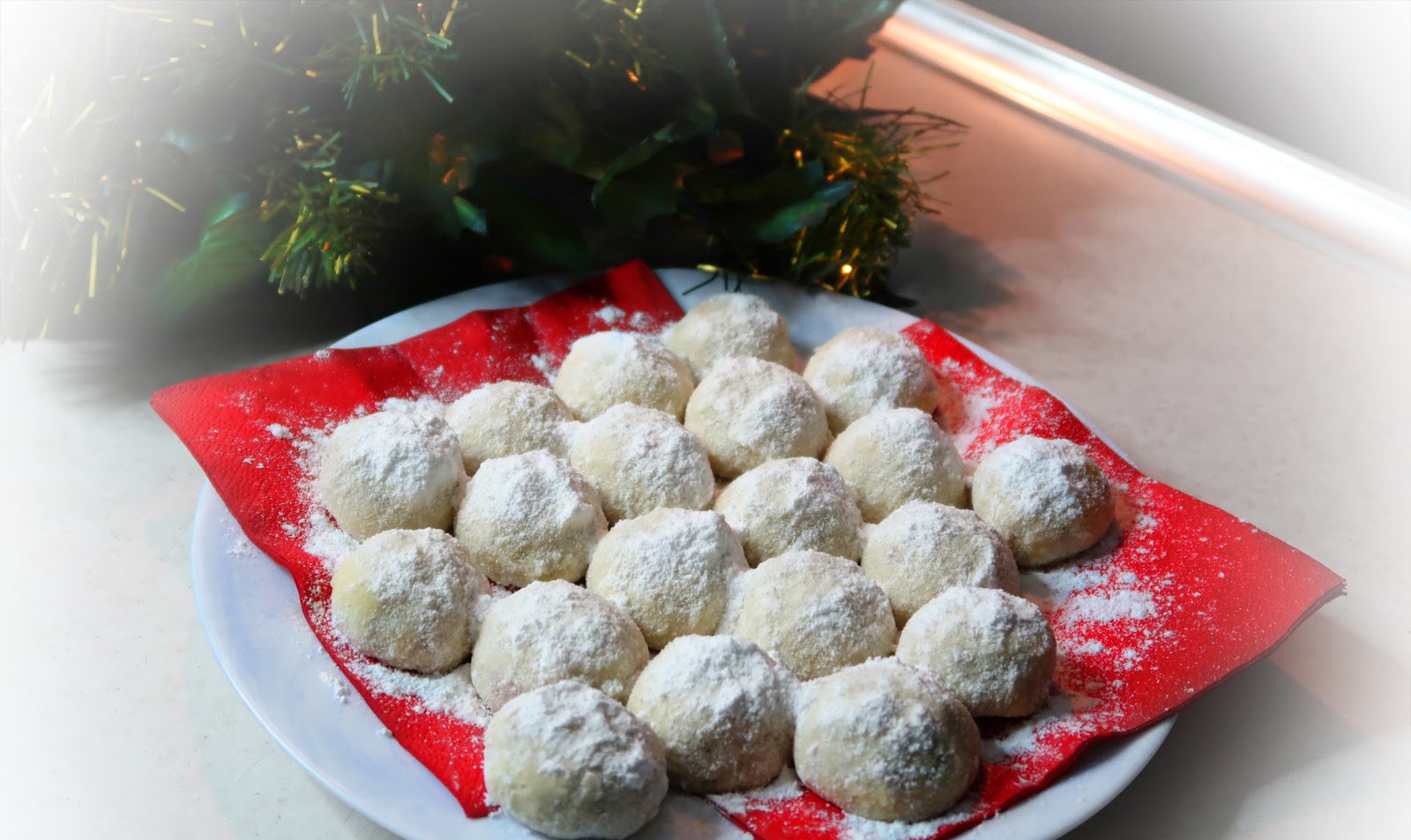 Снежки рецепт фото. Снежки Рождественское печенье. Творожные снежки. Снежные шарики печенье. Печенье снежок рецепт.