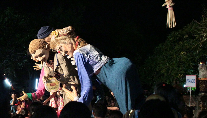 Mirip Ogoh-Ogoh, Teater Boneka Raksasa Les Grandes Gemparkan Panggung PKB