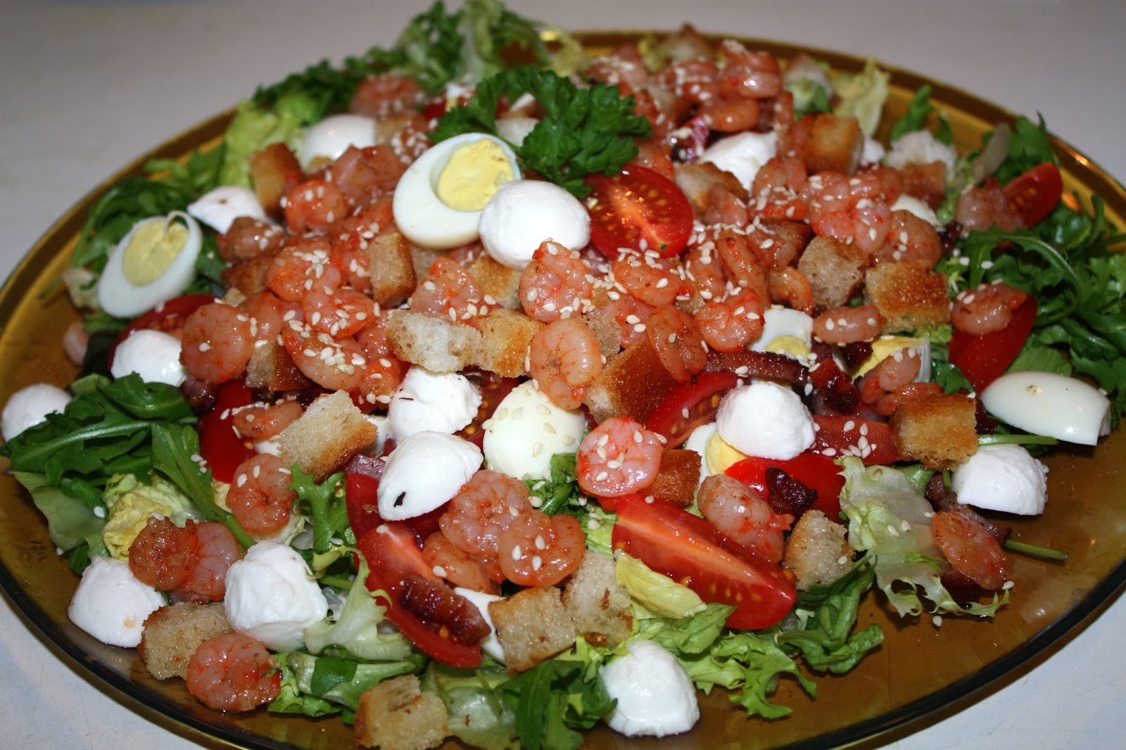 салат руккола креветки черри. салат моцареллой и черри и креветками. салат моцарелла креветки черри. салат руккола помидоры черри моцарелла. салат с рукколой и креветками и моцареллой.