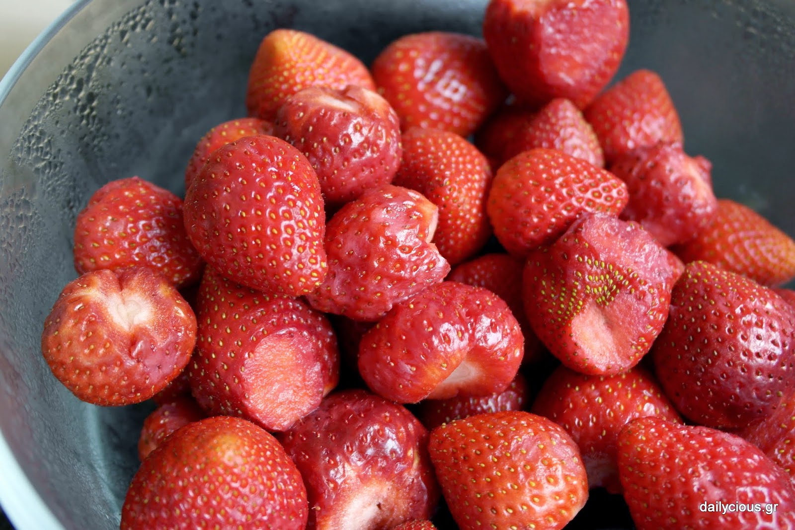 Πλένω τις φράουλες.