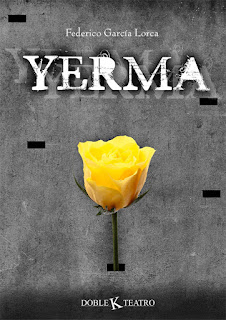Cartel de la obra de teatro Yerma de la compañia Doble K teatro Cartel en tonos de grises y blanco con una rosa amarilla que destaca en el centro