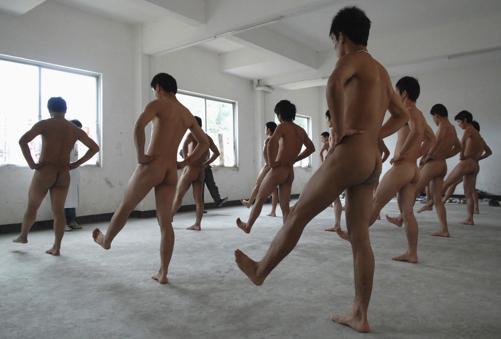 танец голые мужики фото 8