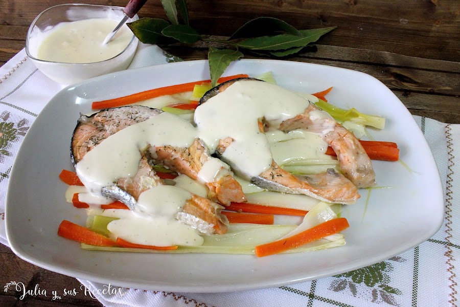 Salmón al papillote en salsa holandesa