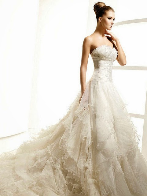 gaun pengantin putih ekor panjang