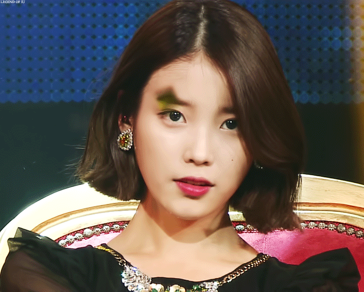 다리꼬는 단발 아이유