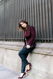 http://3.bp.blogspot.com/-gtudy8O5aM0/URAhPMusYbI/AAAAAAAAMnU/raj9I8eCOao/s1600/Checked_Trousers-Burgundy_Jacket-Outfit-Street_Style-.jpg