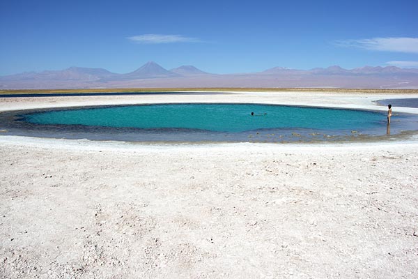 بحيرة مالحة في صحراء اتاكاما - تشيلي Salt lake in the Atacama Desert - Chile