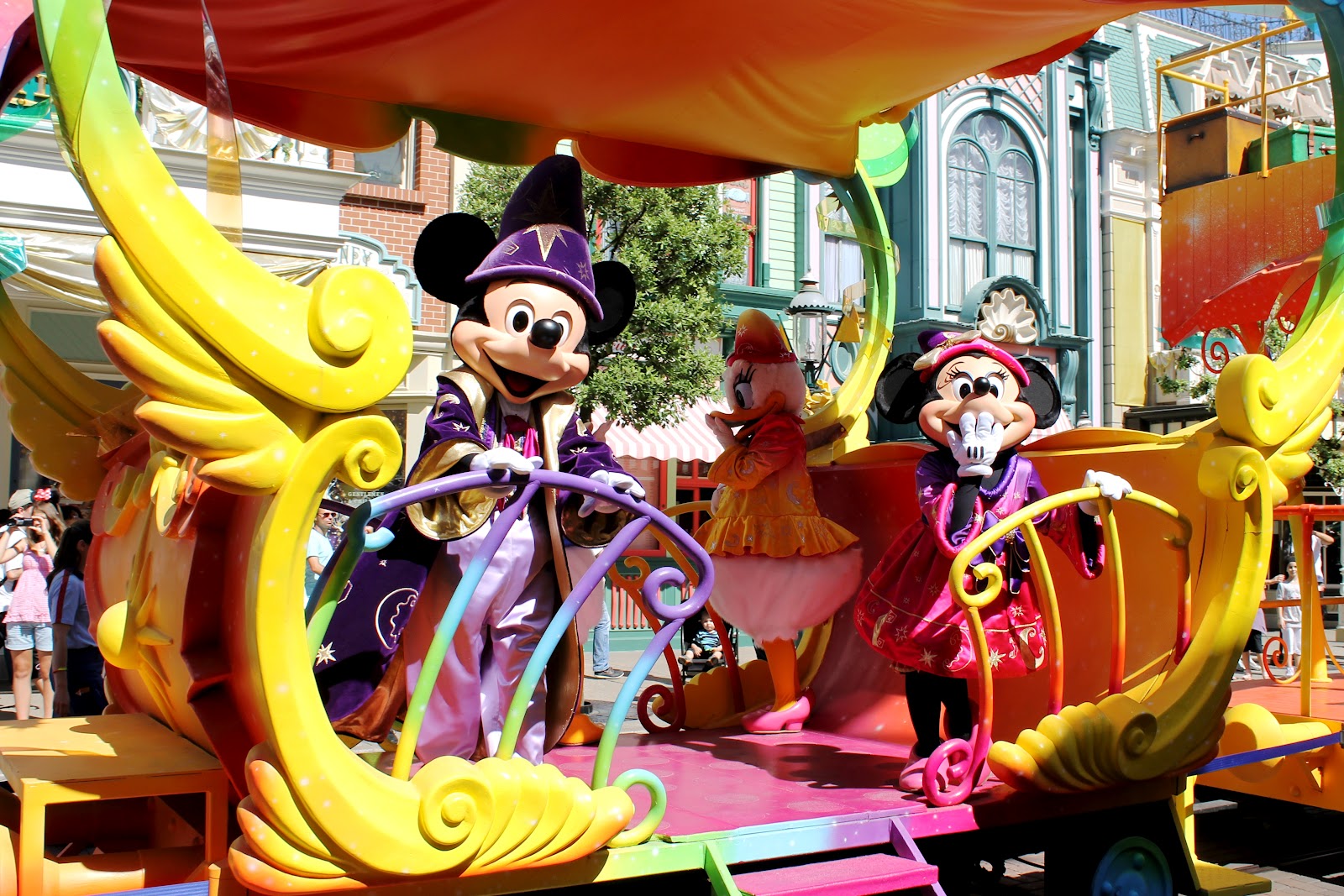 http://3.bp.blogspot.com/-guTBk_dMILI/UCaJxPo9lmI/AAAAAAAALzw/41_8dXjlYTQ/s1600/Disneyland+paris+parade+Minnie+Mickey+20th+year.jpg