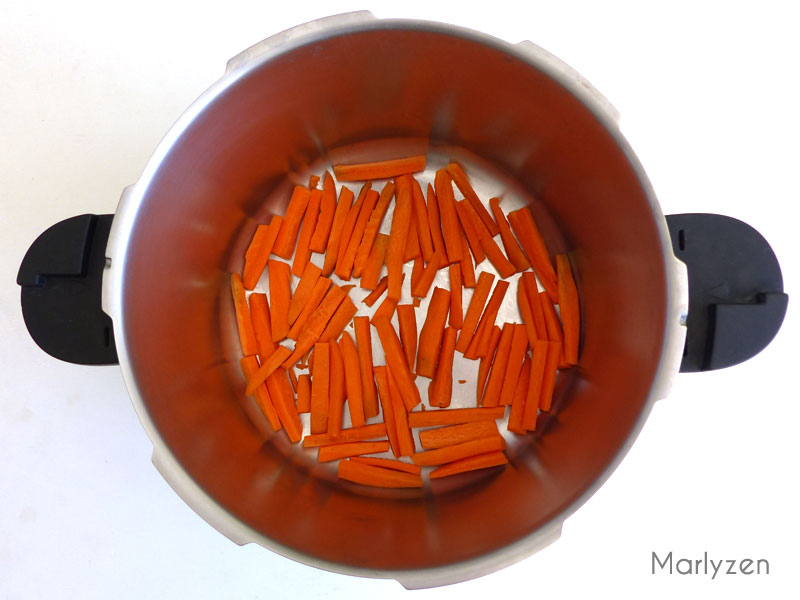 Déposez les carottes au fond de la cocotte.