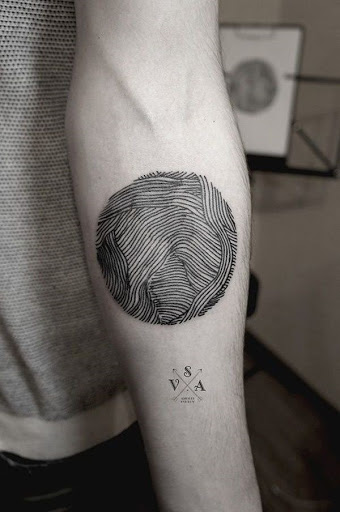 Uma série de inconsistente linhas são envoltos em uma vinheta como eles se entrelaçam e se sobrepõem uns aos outros nessa confusamente simples e esteticamente desagradável de fusão da tinta.