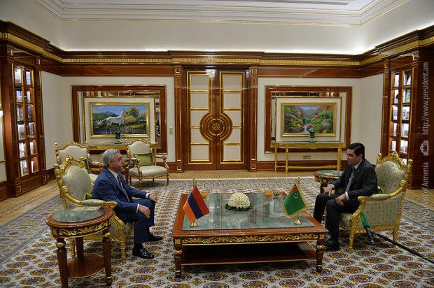 Armenia y Turkmenistán examinaron cooperación 