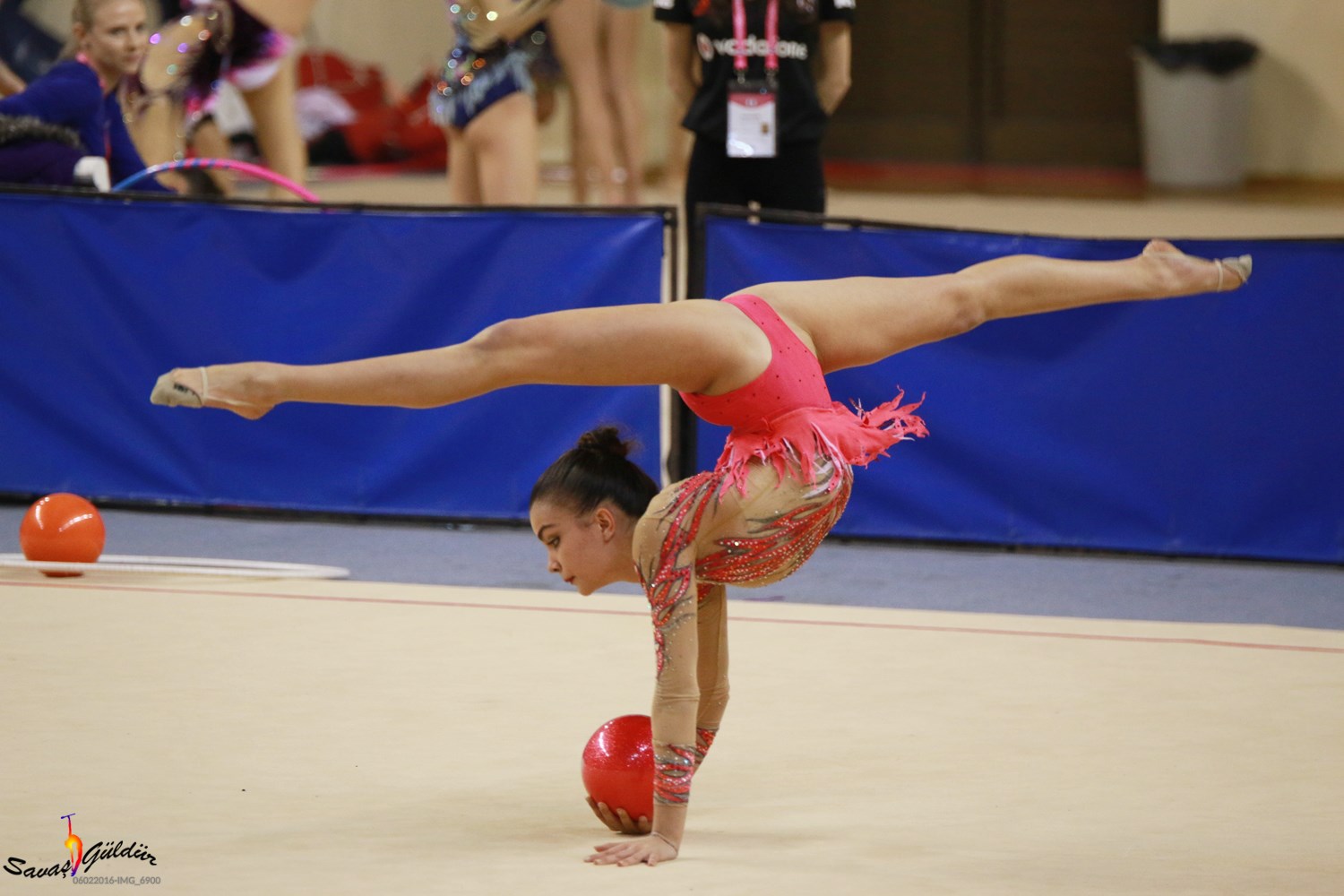 казахстан гимнасты караганды. художественная гимнастика казахстана. эльжана таниева. көркем гимнастика. гимнастка с мячом.