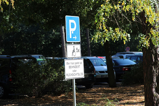 Parkplatzschild - Wer hier parkt ist behindert oder rücksichtslos