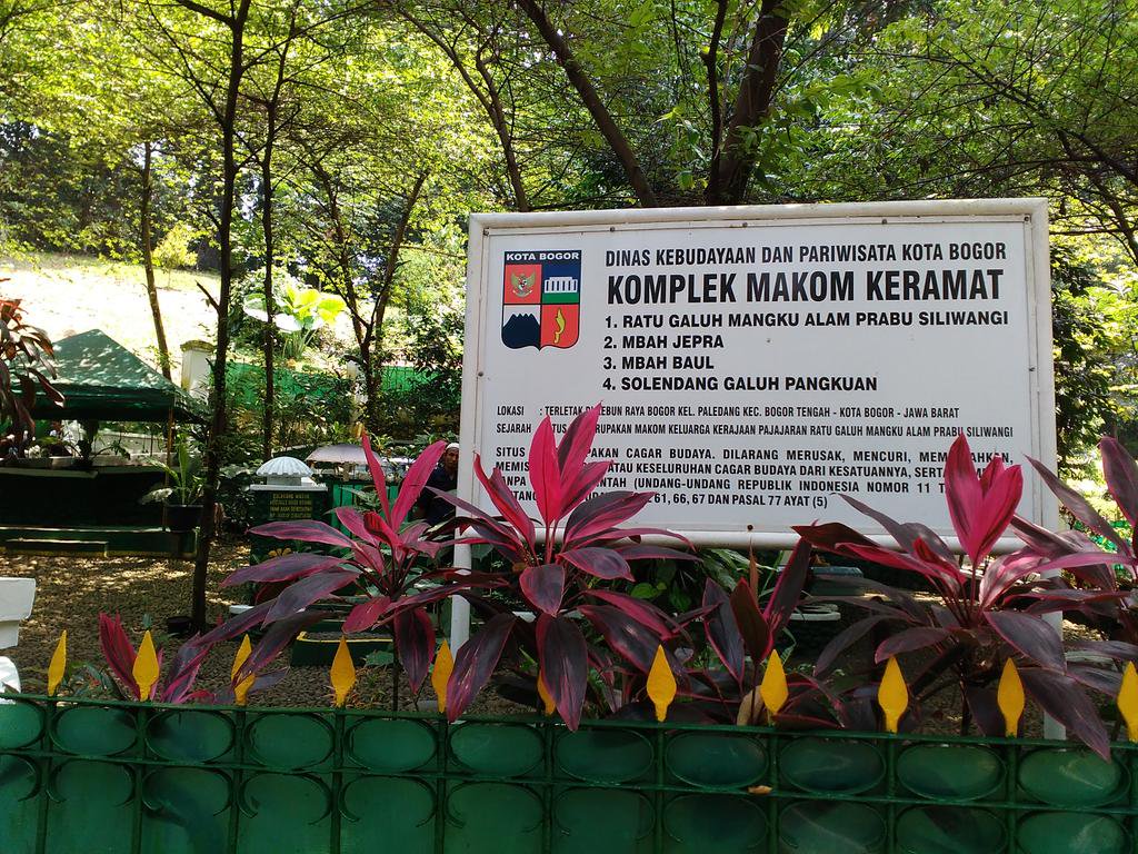 Gambar Plang Besi Nama Area Makam Ratu Galuh di Kebun Raya Bogor