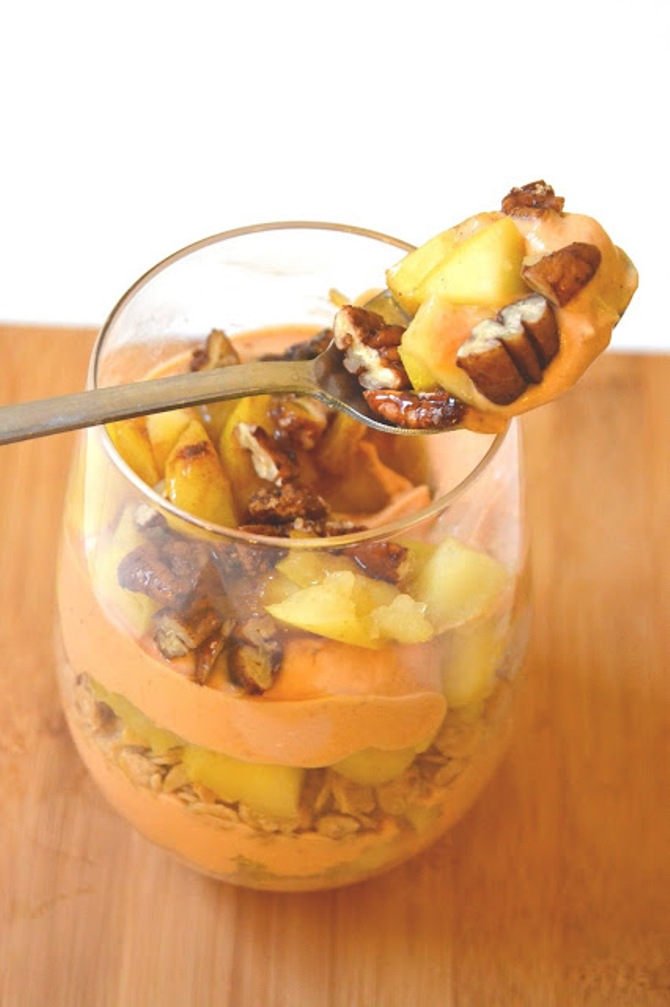 This delicious caramel apple pumpkin parfait is easy to make and full of fall flavors! Filled with fresh apples, pecans, pumpkin yogurt, granola and caramel sauce. www.nutritionistreviews.com