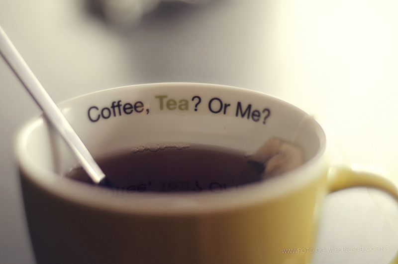 Без чая я скучаю. Чай кофе меня. Чашка кофе с надписью. Чашка с надписью Coffee or Tea. Кофе скучаю.