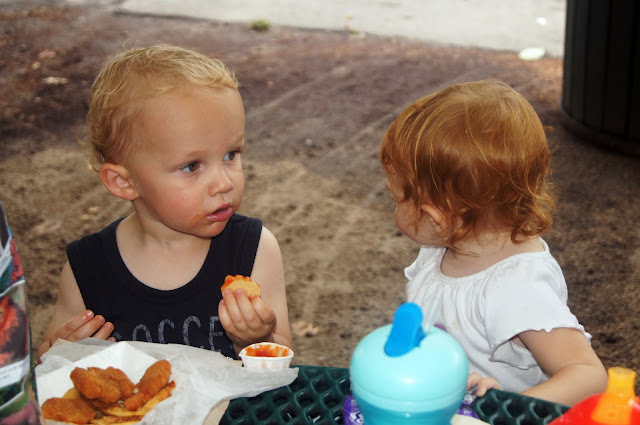 toddlers_eating_lunch
