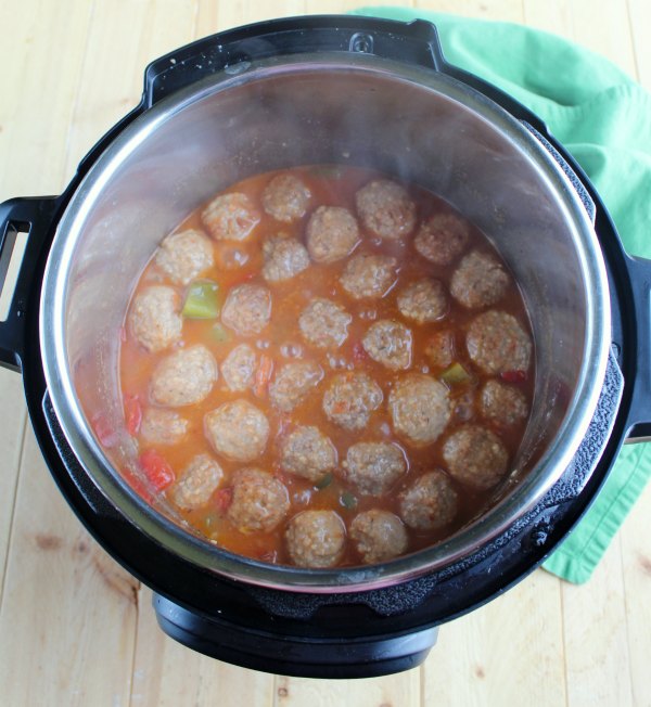 Enjoy the flavors of Swiss steak, but made even simpler. Swiss steak style meatballs are ready in no time in the instant pot. steamy hot swiss steak meatballs in instant pot