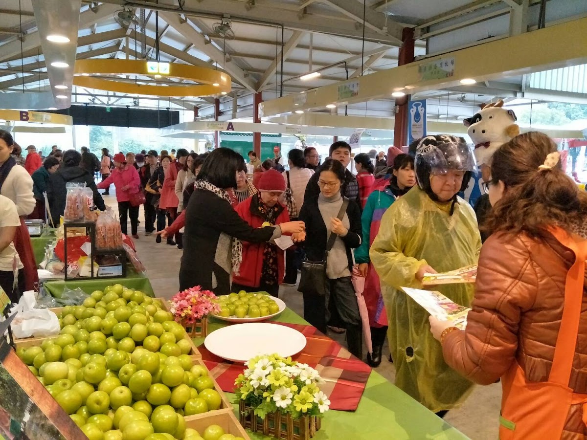 大顆的蜜棗吸引不少人目光。
