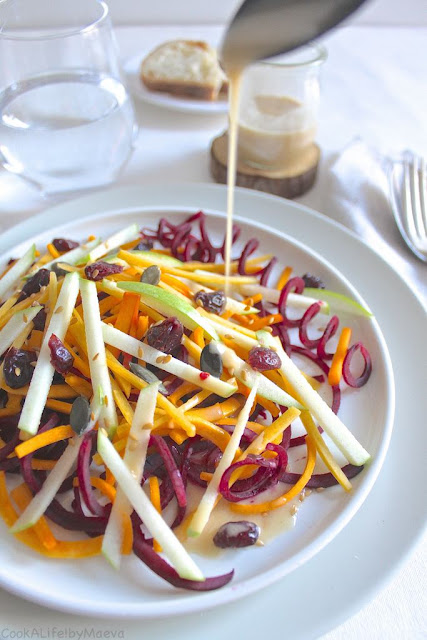 Sujet unique : Recettes Vegan pour tous ! Salade%2Bcrue%2Bbutternut%252C%2Bbetterave%252C%2Bcarotte%252C%2Bpomme%252C%2Bcranberries%252C%2Bsauce%2Bpure%25CC%2581e%2Bamandes%252C%2Bsirop%2Bd%2527e%25CC%2581rable%2B%25283%2529-001