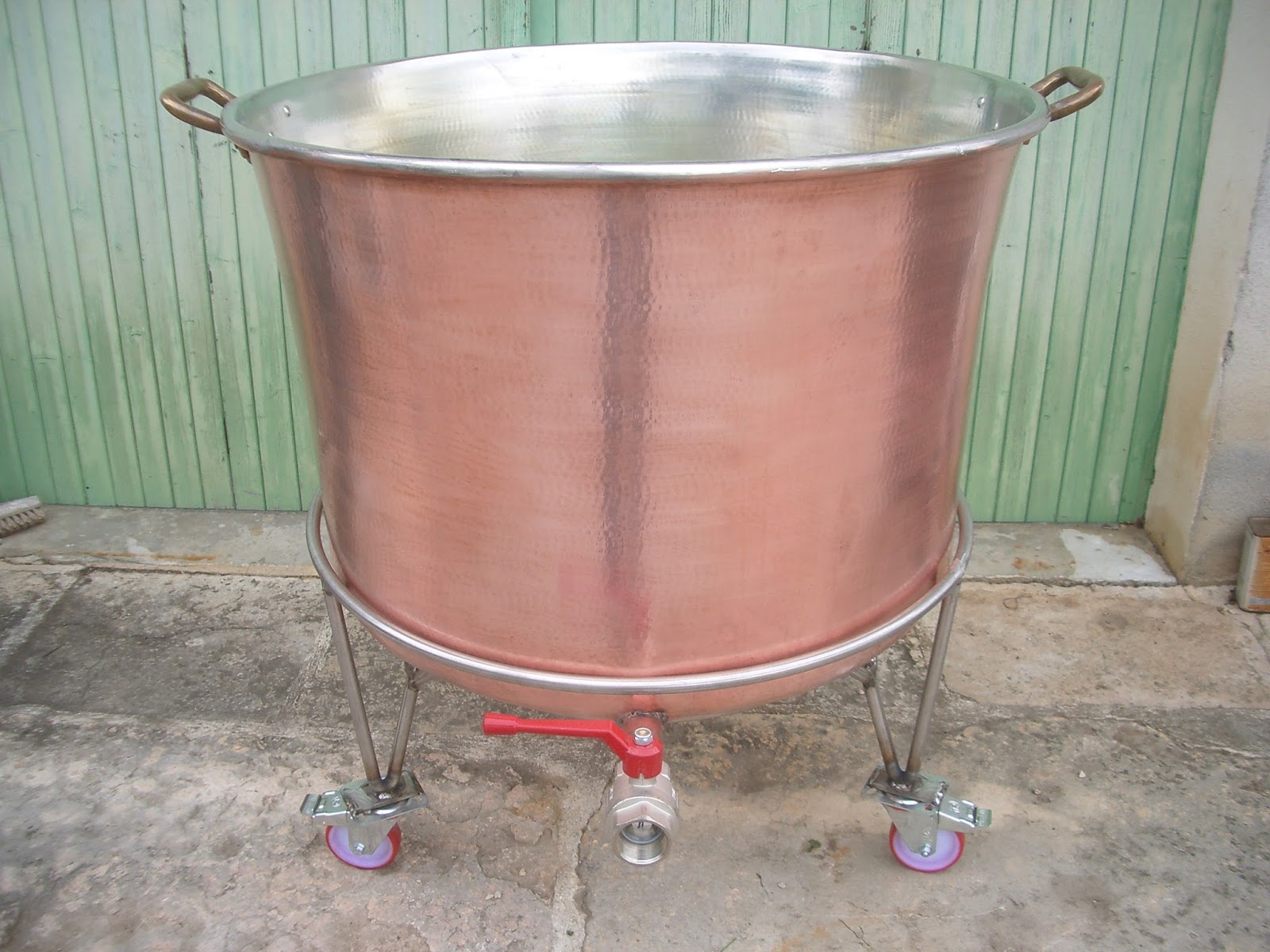 Cuve et chaudron en cuivre