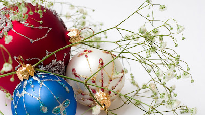 Foto met drie kerstballen en bloemen