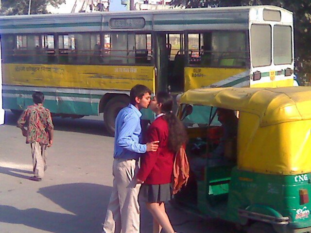 http://3.bp.blogspot.com/-gxaWbibE35E/TcZjJZvVKDI/AAAAAAAAAHs/RdNl1TCqI0c/s640/School+Girl+%2526+Boy+Hot+Kissing+Pics+on+Bus+stand.jpg