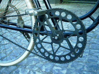 Sepeda yang sering dipakai waktu sekolah juga memanfaatkan konsep roda dan poros
