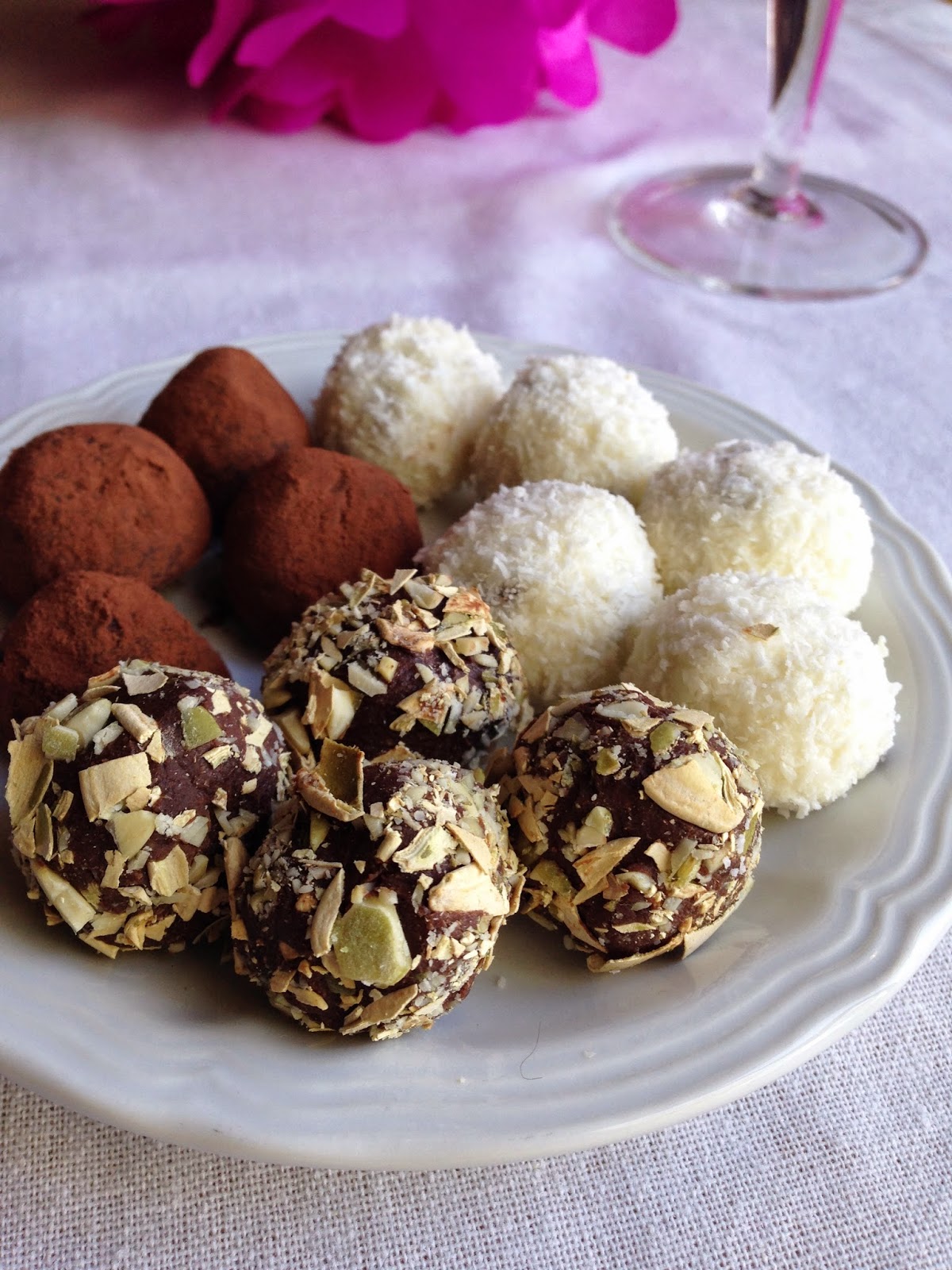 mini tartufi dolci: al cacao e peperoncino, al cocco e ricotta e biscottati con i semi di zucca