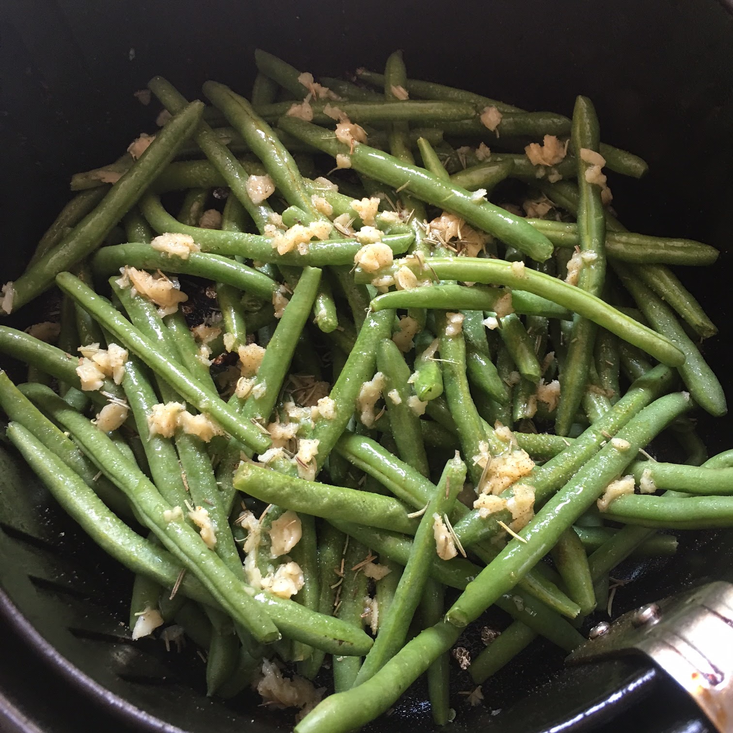 Toast to Roast Air Fried Garlic Rosemary Green Beans