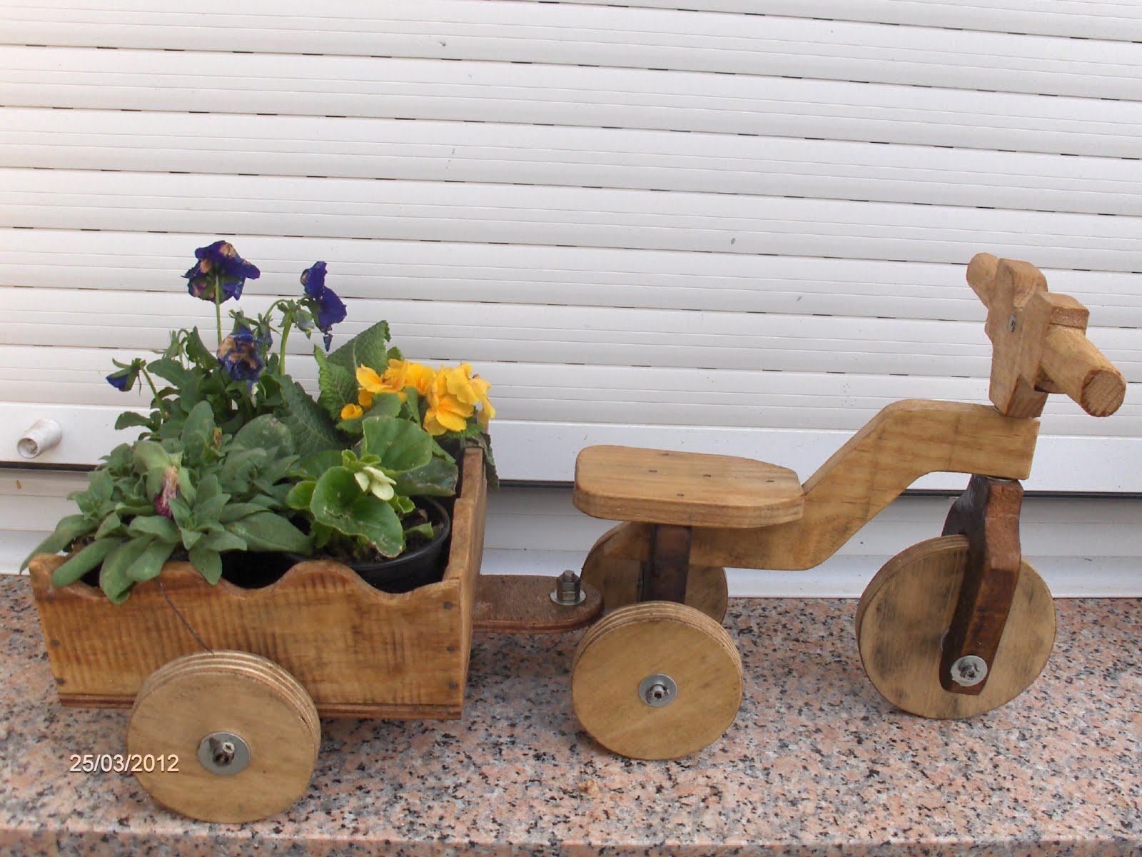 Aprendiz: artesanía en madera para decorar con plantas
