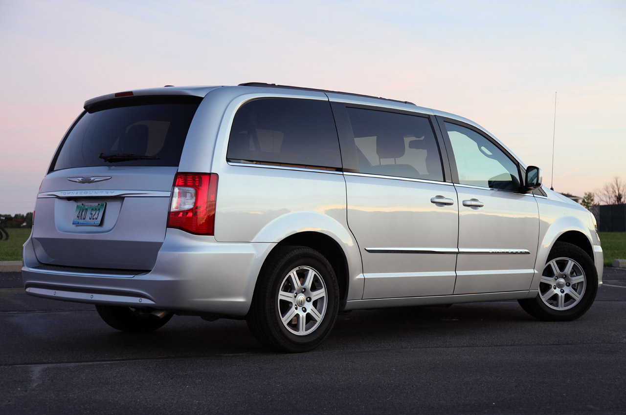 Country touring. Chrysler Town Country 2011. Крайслер Таун Кантри 2011. Крайслер Таун Кантри Touring. Крайслер Вояджер Таун Кантри.