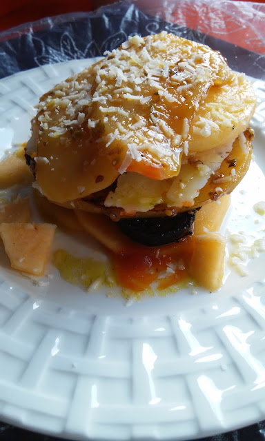 Timbal De Patata Glaseada  Con Queso Curado,persimón Y Morcilla  A La Vinagreta De Naranja
