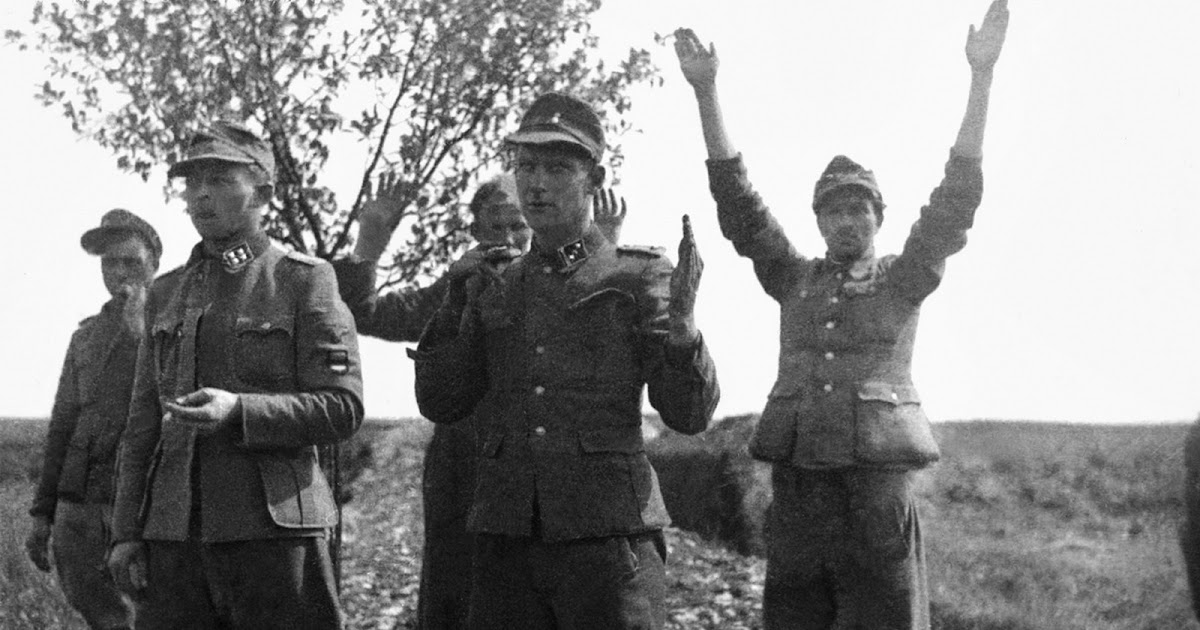 Сс ад. Немецкие солдаты сдаются в плен 1945. Сдавшиеся немецкие солдаты 1945. Офицеры Ваффен СС пленные. Немцы 1943 сдаются в плен.