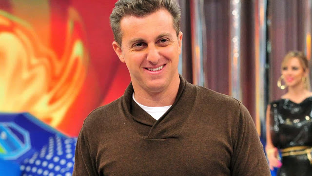Luciano Huck é detonado por fãs de Carlos Bolsonaro nas redes sociais