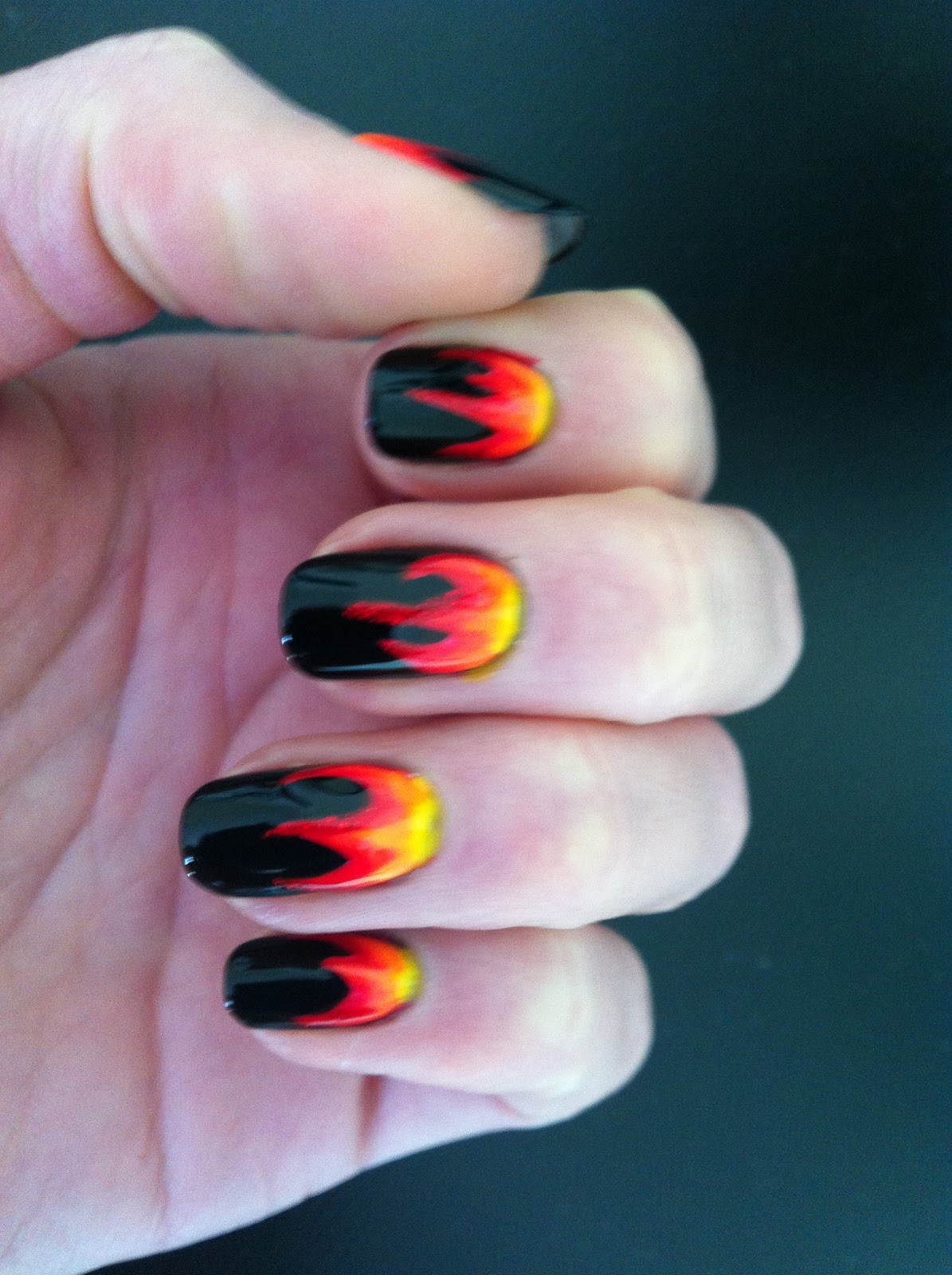 Дизайн ногтей огонь. Маникюр огонь. Огненный маникюр. Пламя на ногтях. Черные ногти с пламенем.