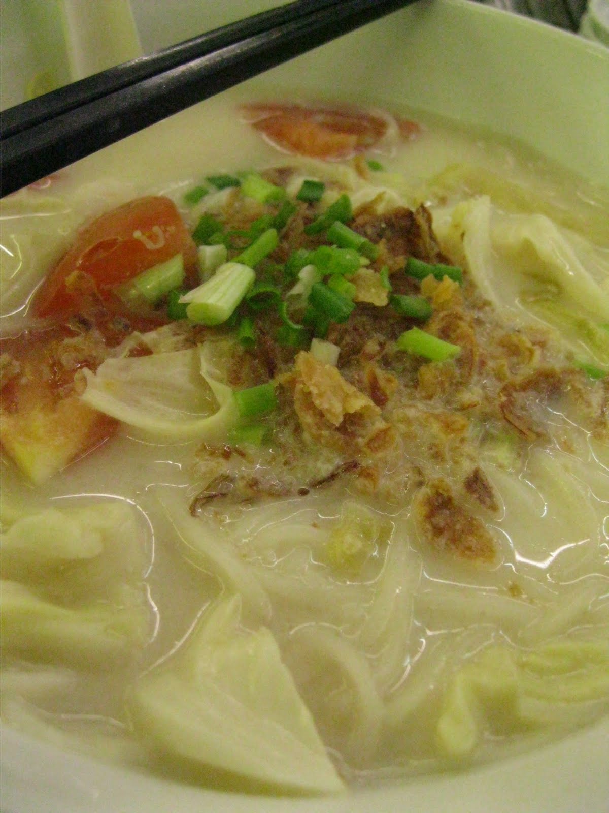 上海环球港这一碗三文鱼头米粉，吃出了马来西亚风味