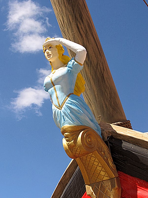 Изображение женщины на носу корабля как называется